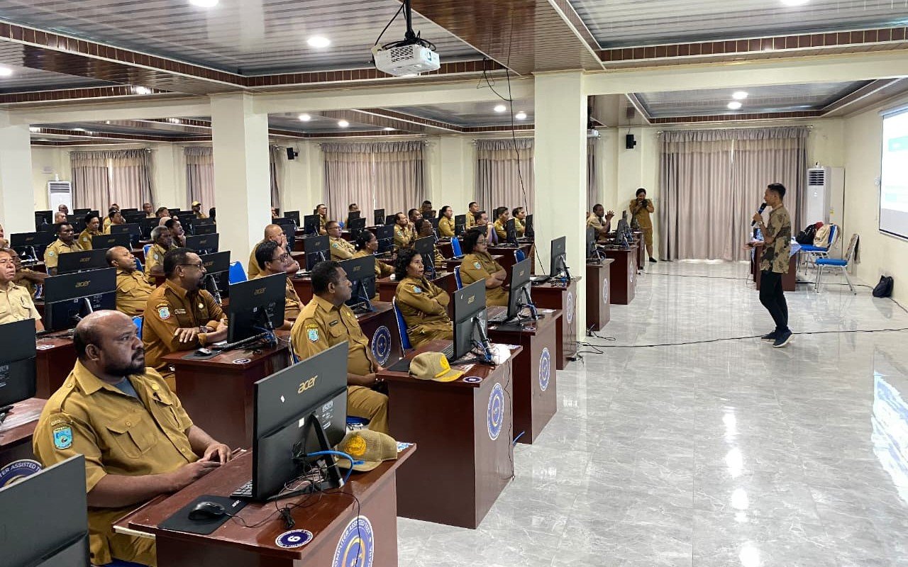 Sejumlah pejabat eselon II dan III mengikuti arahan pembukaan terkait kegiatan Pemetaan dan Penilaian Profil Talenta ASN (Profiling ASN) Tahun 2025 yang berlangsung di Gedung Assessment Center Raja Ampat, Selasa, (25/11/2025)//Dok. Prokopim Raja Ampat