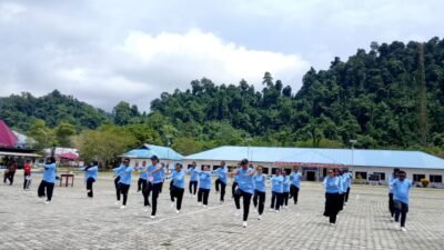 Ket: Tim Senam SKJ 88 Dinas Kominfo, Persandian dan Statistik sebagai salah satu peserta lomba memeriahkan HUT KORPRI ke-54 di Raja Ampat/Foto: Dony K/RajaAmpatNews