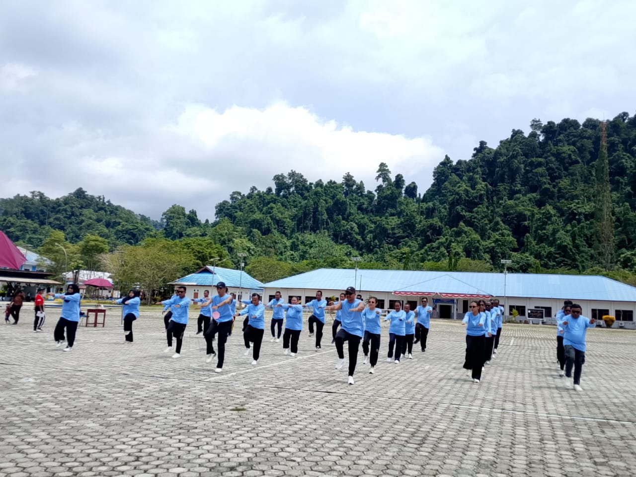 Ket: Tim Senam SKJ 88 Dinas Kominfo, Persandian dan Statistik sebagai salah satu peserta lomba memeriahkan HUT KORPRI ke-54 di Raja Ampat/Foto: Dony K/RajaAmpatNews