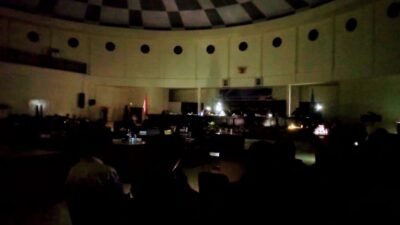 Lampu Padam di Gedung Megah DPRK Raja Ampat: Paripurna APBD 2026 Berlangsung dalam Gelap karena Tak Ada Genset