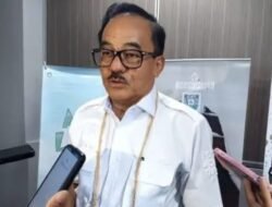 Terima Bantuan, Anggota DPR RI Robert Kardinal Ingatkan Peternak Ayam Petelur Harus Tekun dan Serius