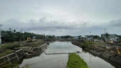 Ket: Proses pengerjaan dan penataan pinggiran Kali Waisai-Ibukota Kabupaten Raja Ampat, yang akan dijadikan sebagai tempat wisata baru di Raja Ampat/Foto: Petrus Rabu/RajaAmpatNews.com