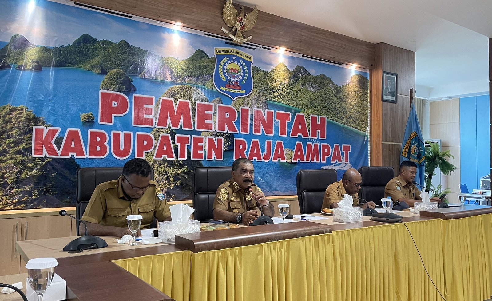 KET: Ketua Umum KORMI Raja Ampat, Drs. Mansyur Syahdan, M.Si (kedua kiri) memberi arahan pada rapat kerja KORMI Raja Ampat di Aula Wayag, Kantor Bupati Raja Ampat, Selasa (2/12/2025)/Foto: Petrus Rabu/RajaAmpatNews