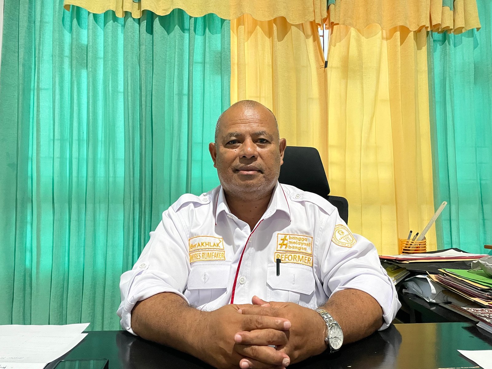 Ket: Pelaksana Tugas (Plt) Kepala Dinas PUPR Raja Ampat, Dr. Maurits Rumfaker/Foto: Petrus Rabu/RajaAmpatNews