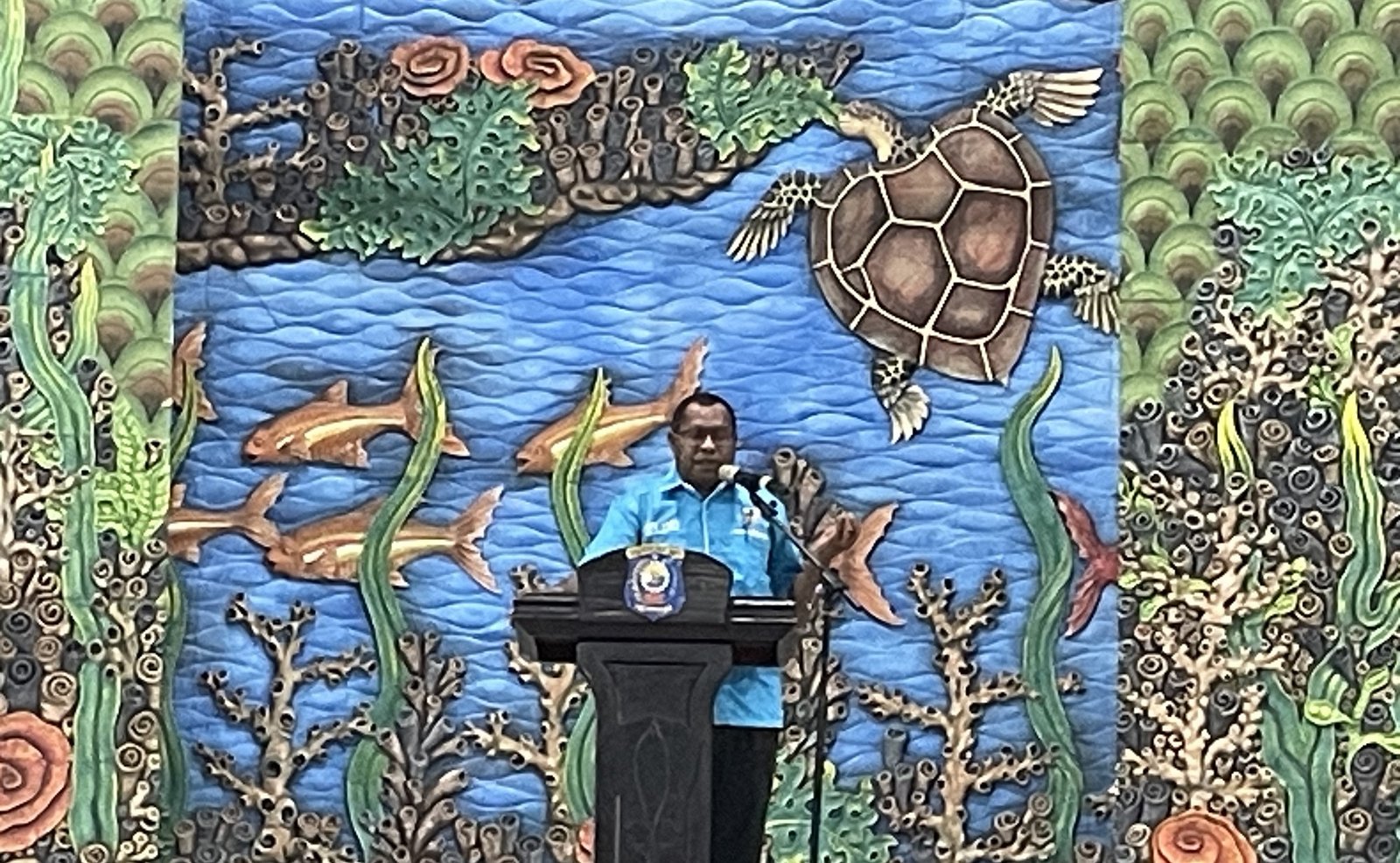 KET: Bupati Raja Ampat, Orideko I Burdam memberi arahan pada pembukaan Rapimda dan Musda II KNPI Raja Ampat yang berlangsung di Gedung Pari Convention Center, Kota Waisai Senin (8/12/2025),/Foto: Petrus Rabu