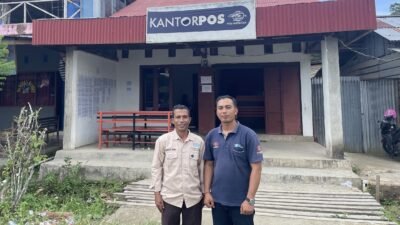 Kepala Kantor Pos Raja Ampat, Gede Sudiarta (kanan) imbau warga Raja Ampar yang belum BLT Kesra 2025 segera mendatangi loket Kantor Pos Raja Ampat yang beralamat di Peruamah Kobe Oser-Kota Waisai/Foto: Raa Ampat News