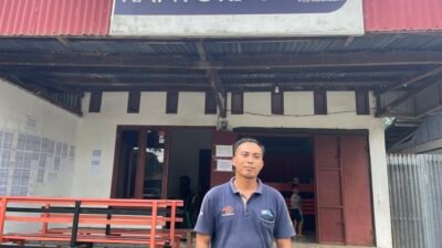 Kepala Kantor Pos Raja Ampat, Gede Sudiarta /Foto: Petrus Rabu/RajaAmpat News