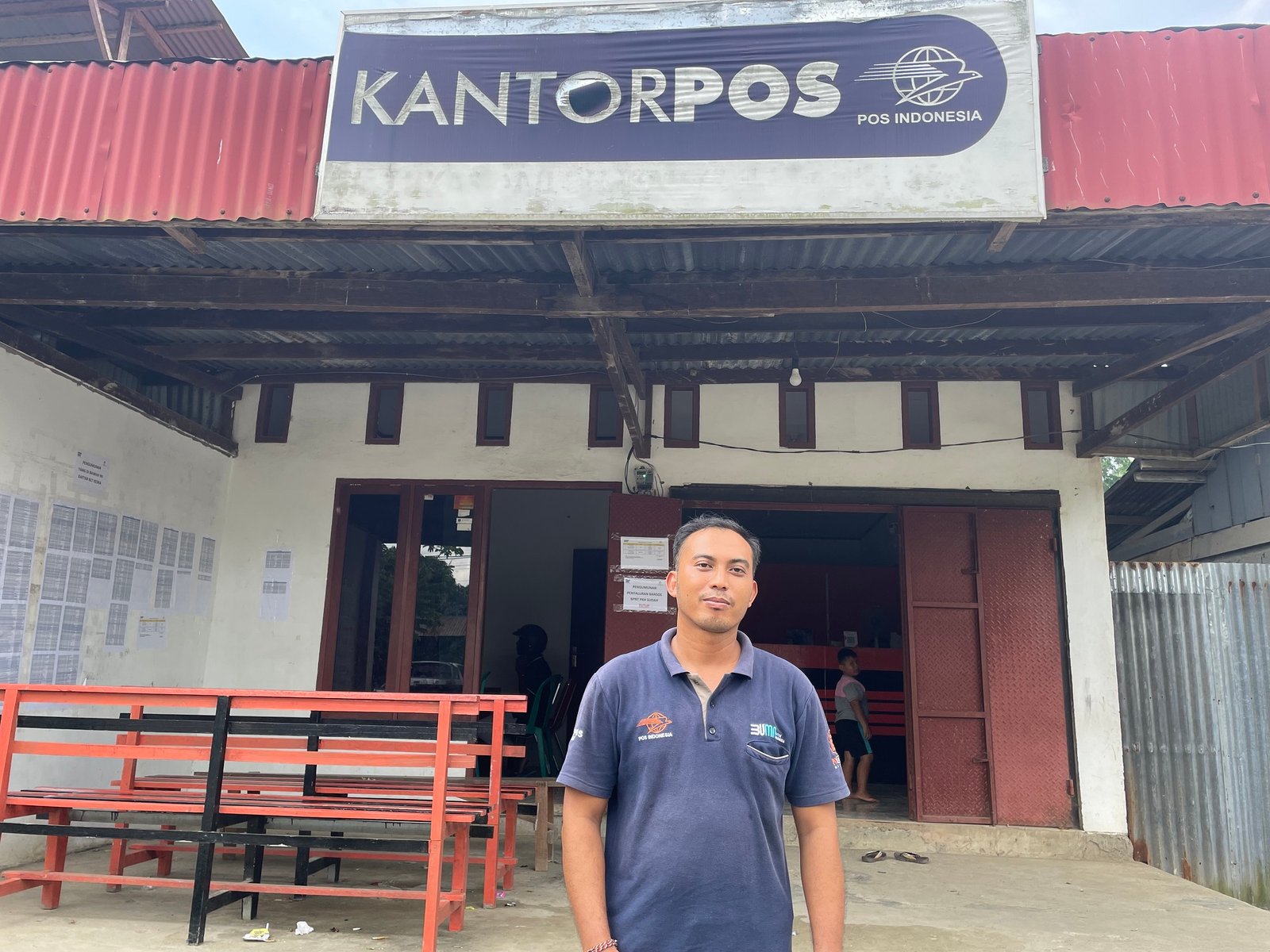 Kepala Kantor Pos Raja Ampat, Gede Sudiarta /Foto: Petrus Rabu/RajaAmpat News