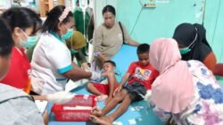 Ket: Nakes RSUD Raja Ampat mengobat dua siswa sekolah dasar yang diduga keracunan MBG di Kota Waisai, pada Senin (1/12/2025)/Dok. RajaAmpatNews
