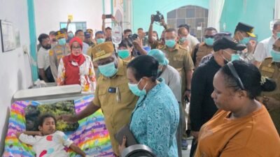 Ket: Gubernur Papua Barat Daya, Elisa Kambu, S.Sos didampingi Ketua TP PKK Papua Barat Daya, Ny. Orpa Susana Kambu, S.Pd menemui salah satu pasien keracunan yang diduga karena MBG di RSUD Raja Ampat, Selasa, (2/12/2025)/Foto: Agustinus Guntur