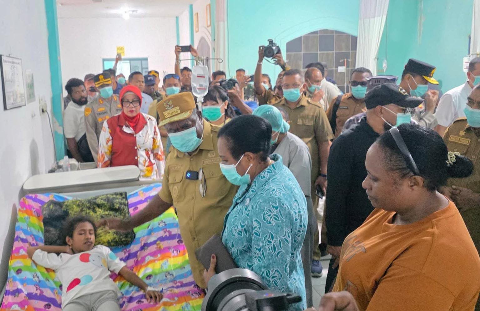 Ket: Gubernur Papua Barat Daya, Elisa Kambu, S.Sos didampingi Ketua TP PKK Papua Barat Daya, Ny. Orpa Susana Kambu, S.Pd menemui salah satu pasien keracunan yang diduga karena MBG di RSUD Raja Ampat, Selasa, (2/12/2025)/Foto: Agustinus Guntur