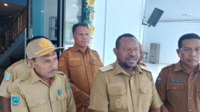 Ket: Wakil Gubernur Papua Barat Daya, Ahmad Nausrau, S.Pd.I., MM, memberi keterangan pers usai meninjau Sentra Pemberdayaan Gizi (SPPG) di Waisai, Kabupaten Raja Ampat, Selasa (9/12/2025)/Foto: RajaAmpatNews.com