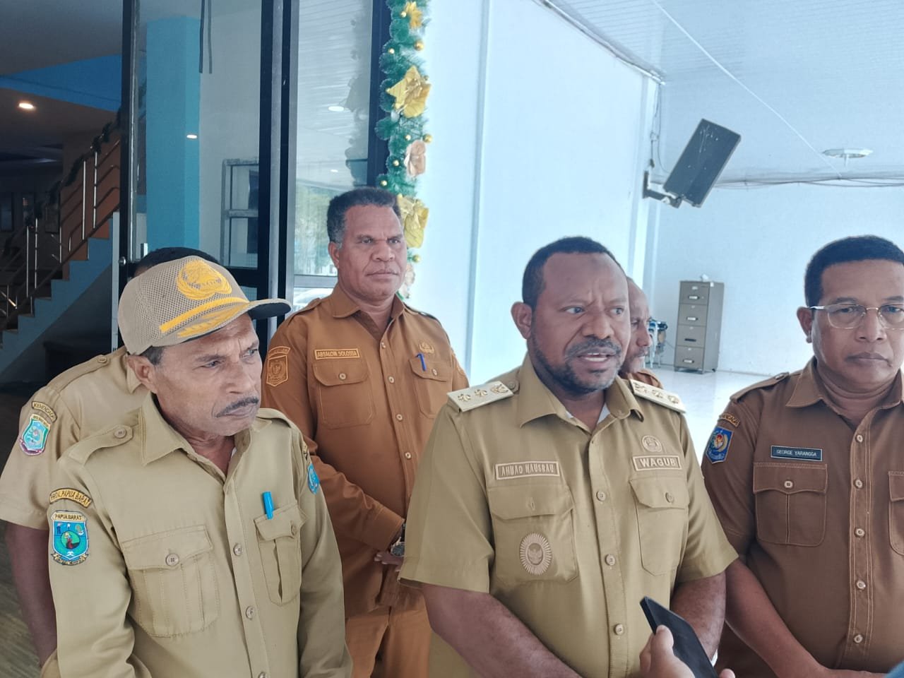 Ket: Wakil Gubernur Papua Barat Daya, Ahmad Nausrau, S.Pd.I., MM, memberi keterangan pers usai meninjau Sentra Pemberdayaan Gizi (SPPG) di Waisai, Kabupaten Raja Ampat, Selasa (9/12/2025)/Foto: RajaAmpatNews.com