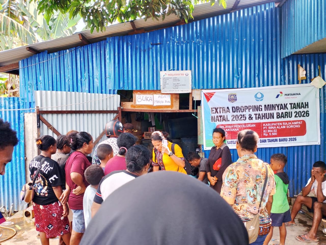 Sejumlah warga rela antre untuk mendapatkan Minyak Tanah di salah satu pangkalan di Kota Waisai, Raja Ampat, Selasa (16/15/2025)/Foto: Dony Kumuai/RajaAmpatNews