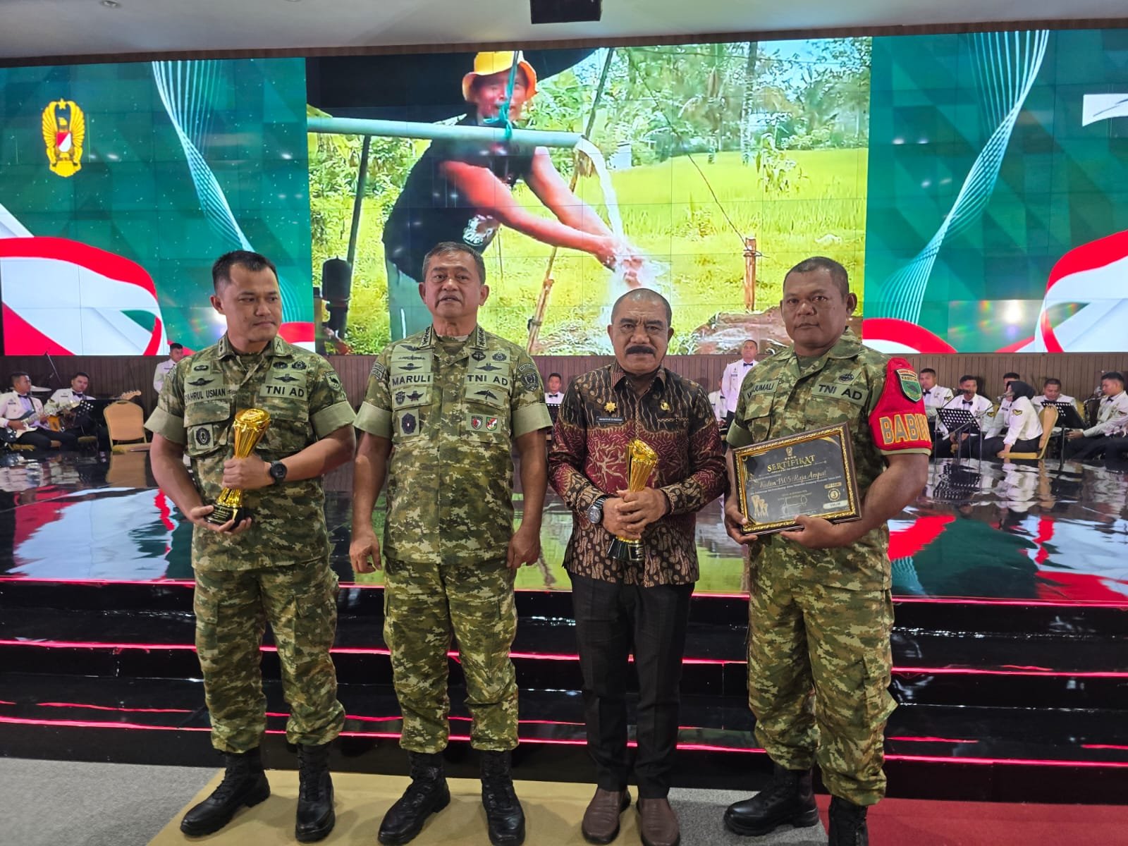 Wakil Bupati Raja Ampat, Drs. Mansyur Syahdan, M.Si (kedua kanan) berpose dengan petinggi TNI usai menerima penghargaan dimana Kampung Saonek, Raja Ampat berhasil meraih Juara Umum III KASAD Award Kampung Pancasila 2025
