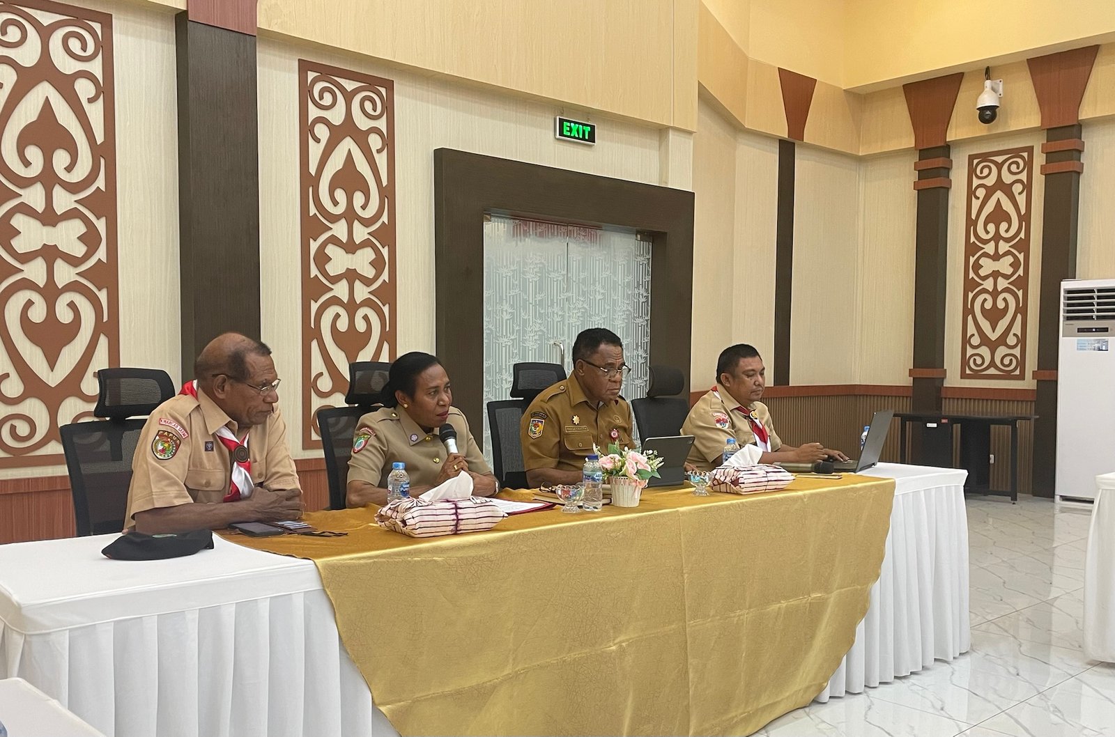 Ketua Kwarda Gerakan Pramuka Papua Barat Daya, Ny. Orpa Susana Kambu, S.Pd (kedua kiri) rapat persiapan menuju Pelantikan Ketua Majelis Pembimbing Daerah (Mabida) dan Ketua Kwartir Daerah (Kwarda) Masa Bakti 2025–2030 yang berlangsung di Ruang Rapat Utama Lantai II -Kantor Gubernur Papua Barat Daya, Selasa (16/12/2025)/Foto: Petrus Rabu/RajaAmpatNews