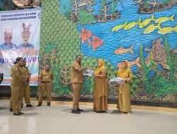 Bupati Raja Ampat Serahkan Bantuan Seragam Sekolah untuk 55 Lembaga PAUD