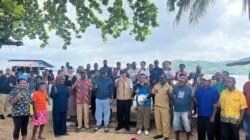 Bupati Orideko Iriano Burdam Dampingi Pejabat Kementerian ESDM Tinjau Proyek PLTS di Sejumlah Distrik Raja Ampat