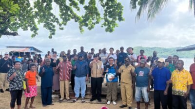 Bupati Orideko Iriano Burdam Dampingi Pejabat Kementerian ESDM Tinjau Proyek PLTS di Sejumlah Distrik Raja Ampat