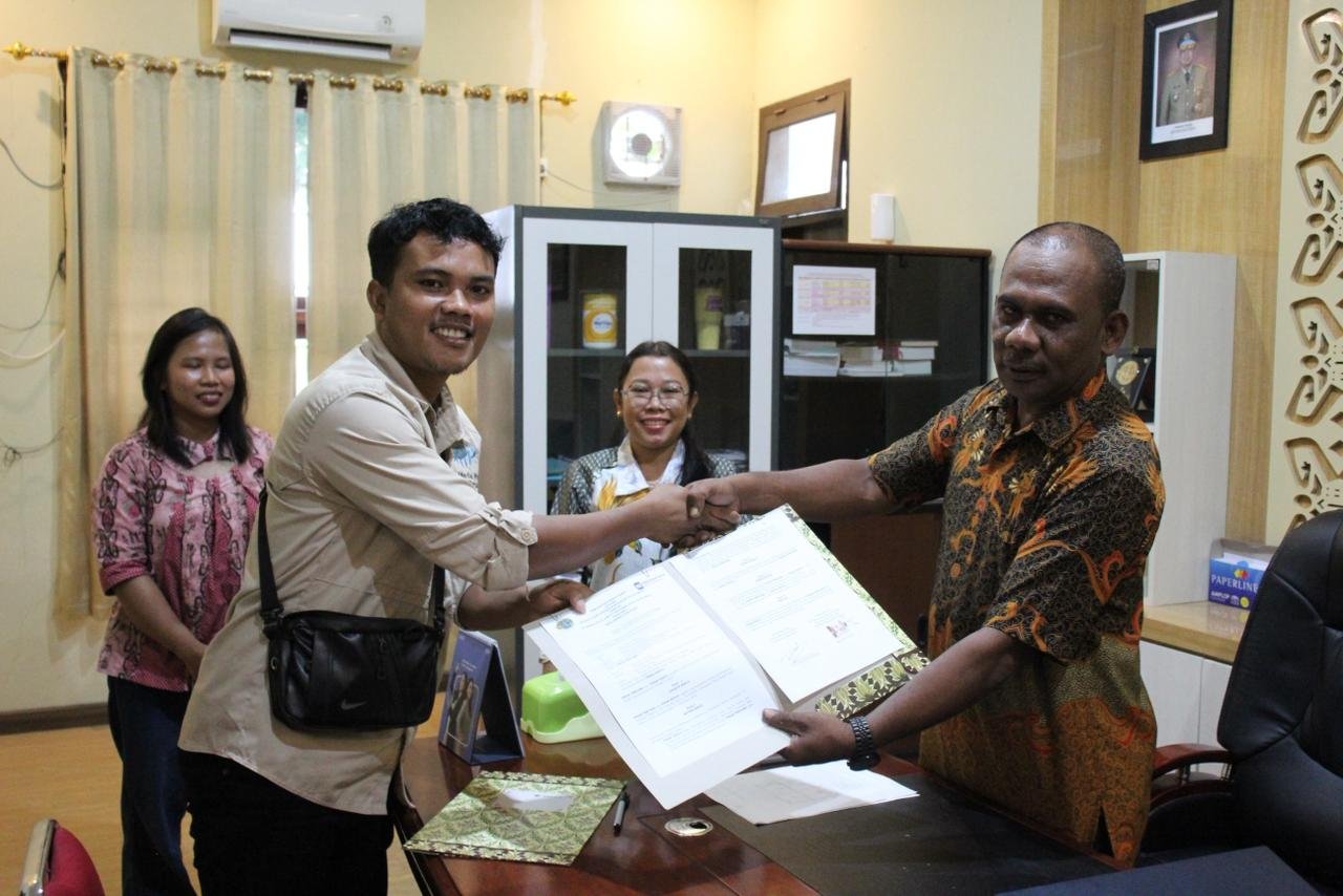 Ket: Penyerahan Dokumen Perjanjian Kerja Sama (PKS) Publikasi antara Kepala Pertanahan Kabupaten Raja Ampat, Mesak Takoy, S.Sos (kanan) dengan Komisaris PT. Media Raja Ampat Pratama yang juga Pimpinan Umum RajaAmpatNews, Agustinus Guntur (kiri) yang berlangsung di Kantor Pertanahan Raja Ampat, Kamis (26/2/2026)/Foto: RajaAmpatNews.com