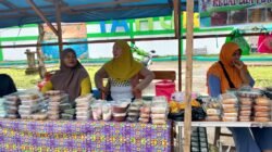 Warga Padati Taman Tahura Waisai Berburu Takjil, Pedagang Bersyukur Meski Sempat Diguyur Hujan