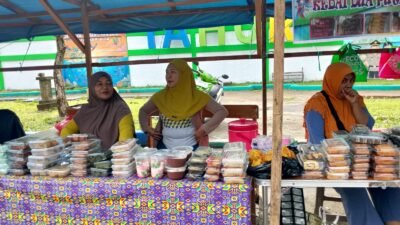 Warga Padati Taman Tahura Waisai Berburu Takjil, Pedagang Bersyukur Meski Sempat Diguyur Hujan