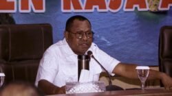 Ket: Bupati Raja Ampat, Oride I Burdam saat memimpin rapat Panitia Pelaksana Asian Volleyball Confederation (AVC) Beach-Tour Raja Ampat 2026/Sumber Foto: Kominfo Raja Ampat