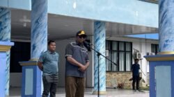 KET: Bupati Orideko Iriano Burdam memberi arahan pada apel pencanangan Gerakan Nasional Indonesia ASRI (Aman, Sehat, Resik, dan Indah) di halaman Kantor Bupati Kabupaten Raja Ampat, Jumat (6/3/2026)/Foto: Petrus Rabu/RajaAmpatNews
