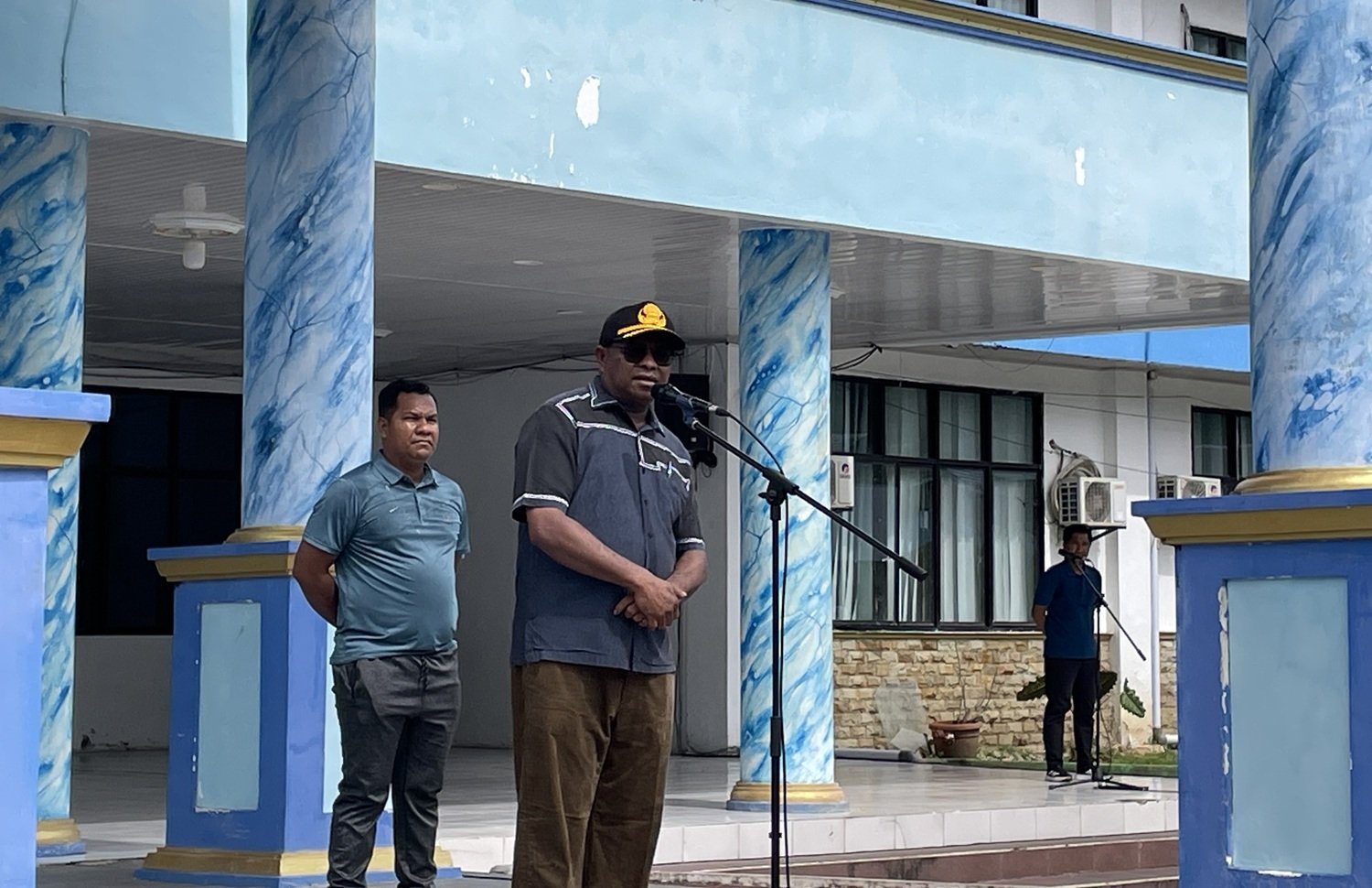 KET: Bupati Orideko Iriano Burdam memberi arahan pada apel pencanangan Gerakan Nasional Indonesia ASRI (Aman, Sehat, Resik, dan Indah) di halaman Kantor Bupati Kabupaten Raja Ampat, Jumat (6/3/2026)/Foto: Petrus Rabu/RajaAmpatNews