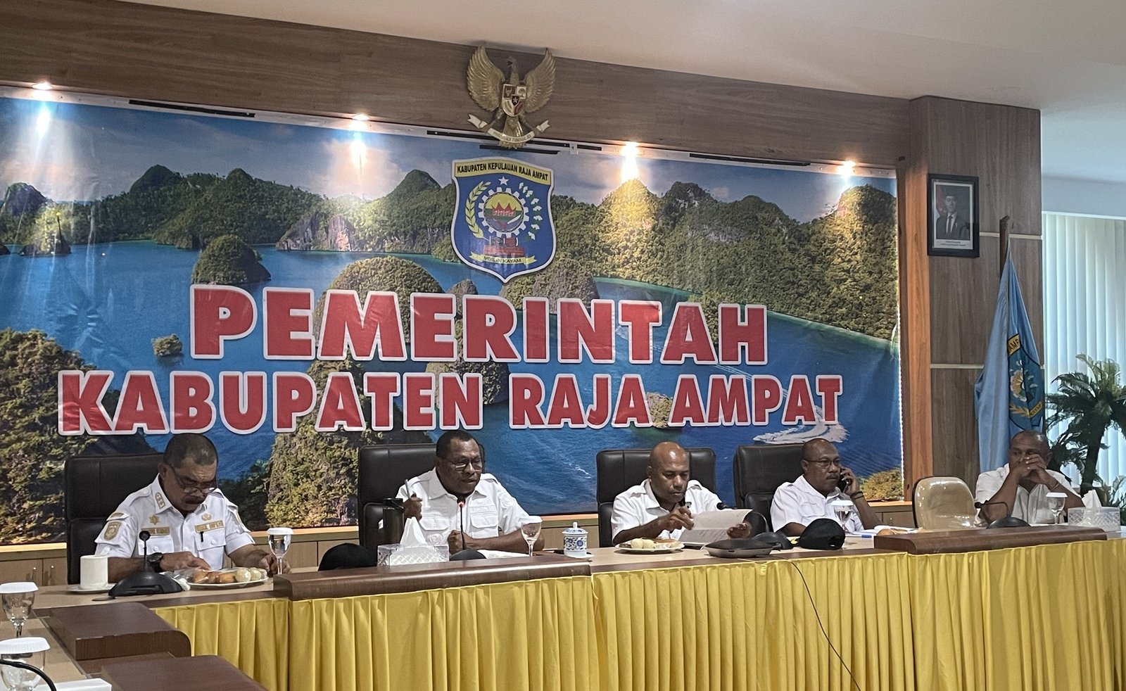 Ket: Bupati Raja Ampat, Orideko I Burdam, S.IP, MM, M.Ec.Dev (kedua kanan) memimpin rapat Panitia Pelaksana Asian Volleyball Confederation (AVC) Beach Volleyball Tour Raja Ampat 2026 yang berlangsung di Aula Wayag, Kantor Bupati Raja Ampat, Rabu (25/3/2026)/Foto: Petrus Rabu