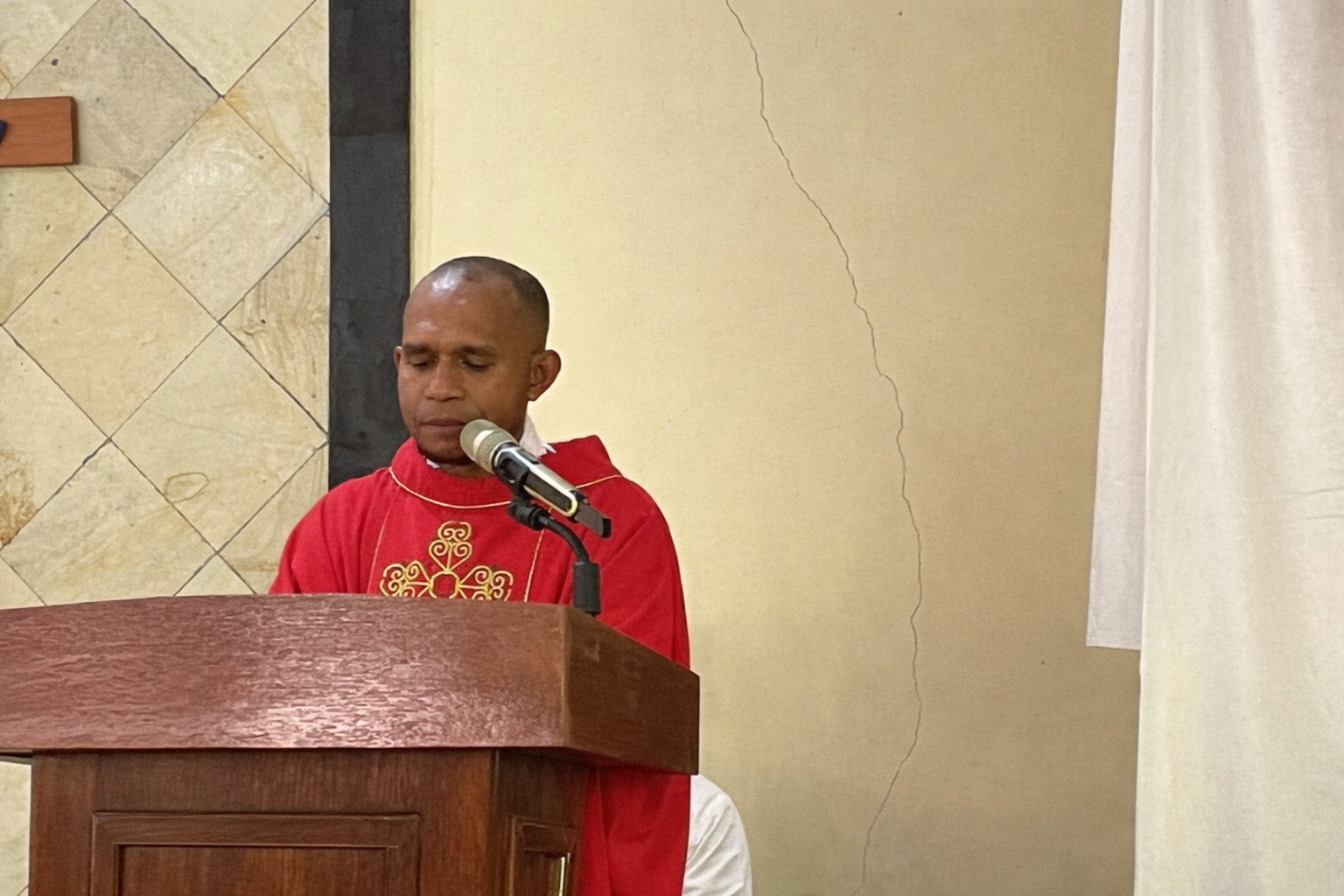 Ket: Pater Martin Hombahomba,Pr memberi renungan pada perayaan Minggu Palma di Gereja Katolik Stasi Sta. Maria Mater Dei Raja Ampat, Minggu (29/3/2026)/Foto: Petrus Rabu