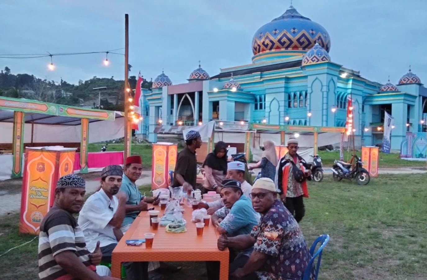 Ket: Suasana menjelang buka puasa di Kampung Ramadhan-Kota Waisai, Kaupaten Raja Ampat/Foto: DOk. RajaAmpatNews.Com