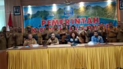 Senator Paul Finsen Mayor Soroti Administrasi PPPK Tahap II di Raja Ampat