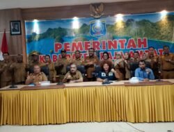 Senator Paul Finsen Mayor Soroti Administrasi PPPK Tahap II di Raja Ampat
