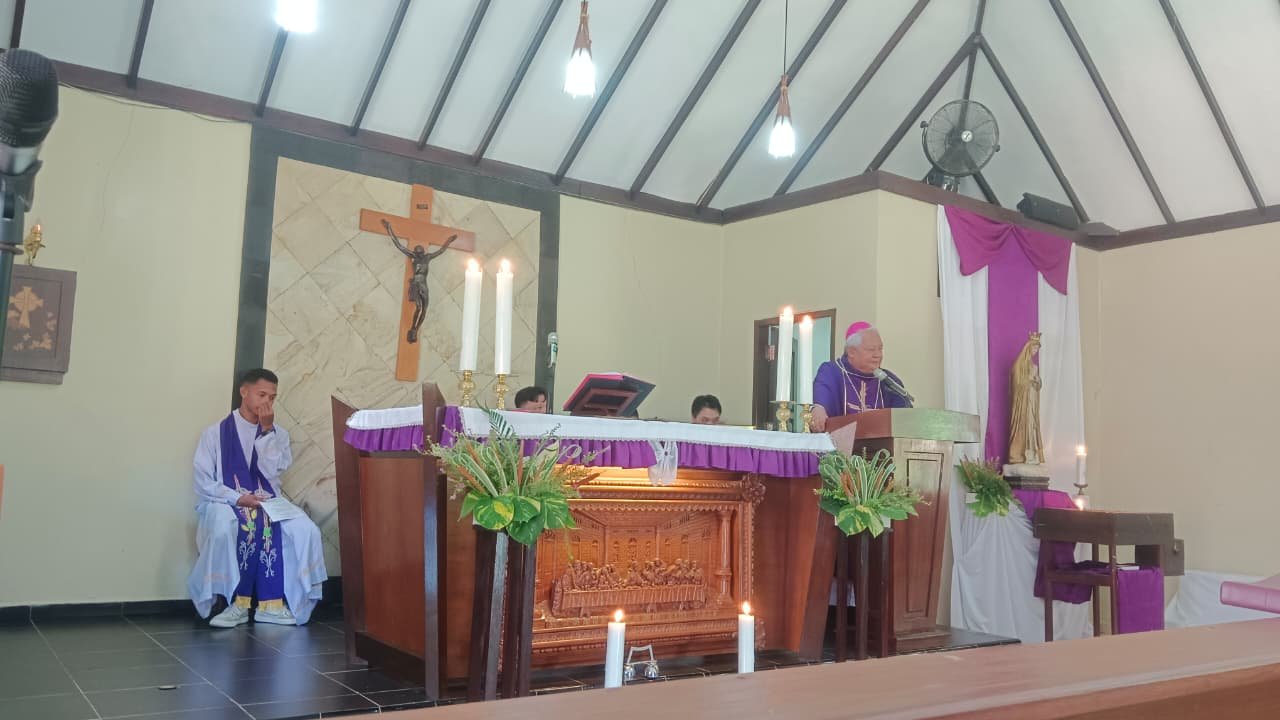 KET: Uskup Keuskupan Manokwari–Sorong, Mgr. Hilarion Datus Lega, Pr. (kanan) memimpin perayaan ekaristi minggu prapaskah III di Gereja Katolik Waisai, Raja Ampat, Minggu (8/3/2026)/dok. gereja katolik Waisai