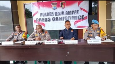 Ket: Kepolisian Resor (Polres) Raja Ampat menggelar jumpa pers terkait pengungkapan kasus dugaan pencurian dengan kekerasan (jambret) yang terjadi di Distrik Waisai Kota, Kabupaten Raja Ampat, Papua Barat Daya, Rabu (11/3/2025)