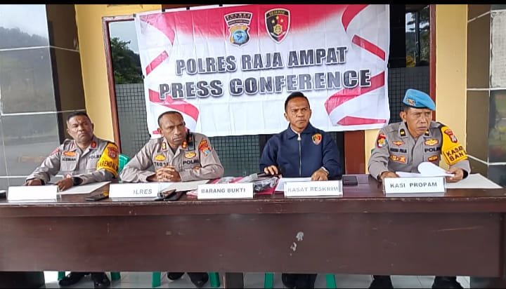 Ket: Kepolisian Resor (Polres) Raja Ampat menggelar jumpa pers terkait pengungkapan kasus dugaan pencurian dengan kekerasan (jambret) yang terjadi di Distrik Waisai Kota, Kabupaten Raja Ampat, Papua Barat Daya, Rabu (11/3/2025)