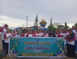 TP-PKK Raja Ampat dan WKRI Berbagi Takjil Ramadhan di Waisai