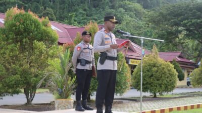 Ket: Kapolres Raja Ampat , AKBP Jems Oktovianus Tegai, S.I.K memimpil Apel Gelar Pasukan Operasi Kepolisian Terpusat Ketupat 2026, Kamis (12/3/2026)