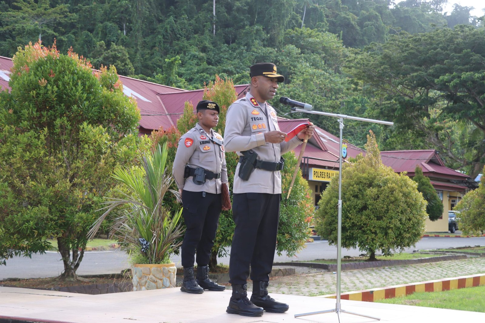 Ket: Kapolres Raja Ampat , AKBP Jems Oktovianus Tegai, S.I.K memimpil Apel Gelar Pasukan Operasi Kepolisian Terpusat Ketupat 2026, Kamis (12/3/2026)