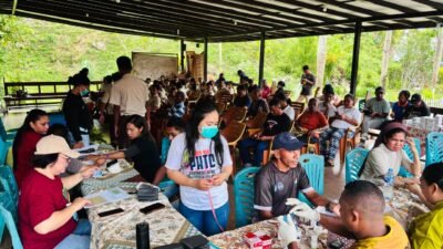 Puluhan Umat Katolik Waisai, Raja Ampat mengikut pemeriksaan keseharan gratis di Pendopo Gereja Katolik Waisai, Raja Ampat, Sabtu (14/3/2025). Sosialisasi dan Pengobatan Gratis tersebut digagas Panitia Hari Besar Gereja (PHBG) bekerja sama dengan RSUD Raja Ampat/Foto: Agustinus Guntur/RajaAmpatNews
