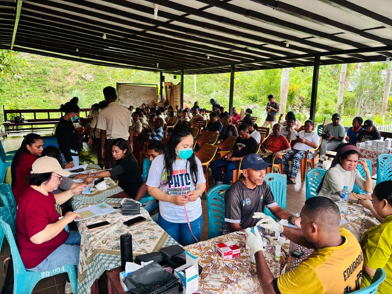 Puluhan Umat Katolik Waisai, Raja Ampat mengikut pemeriksaan keseharan gratis di Pendopo Gereja Katolik Waisai, Raja Ampat, Sabtu (14/3/2025). Sosialisasi dan Pengobatan Gratis tersebut digagas Panitia Hari Besar Gereja (PHBG) bekerja sama dengan RSUD Raja Ampat/Foto: Agustinus Guntur/RajaAmpatNews