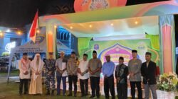 Ket: Bupati Raja Ampat, Orideko I Burdam dan Wakil Bupati, Mansyur Syahdan (tengah) foto bersama Forkompinda Raja Ampat, Ketua PHBI, Ketua MUI Raja Ampat dan Imam Agung Masjid Waisai pada penutupan Kampung Ramadan 1447 Hijriah di Kompleks Masjid Agung Waisai, Jumat (20/3/2026)/Foto: Aditya Nugroho/RajaAmpatNews.Com