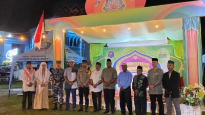 Ket: Bupati Raja Ampat, Orideko I Burdam dan Wakil Bupati, Mansyur Syahdan (tengah) foto bersama Forkompinda Raja Ampat, Ketua PHBI, Ketua MUI Raja Ampat dan Imam Agung Masjid Waisai pada penutupan Kampung Ramadan 1447 Hijriah di Kompleks Masjid Agung Waisai, Jumat (20/3/2026)/Foto: Aditya Nugroho/RajaAmpatNews.Com