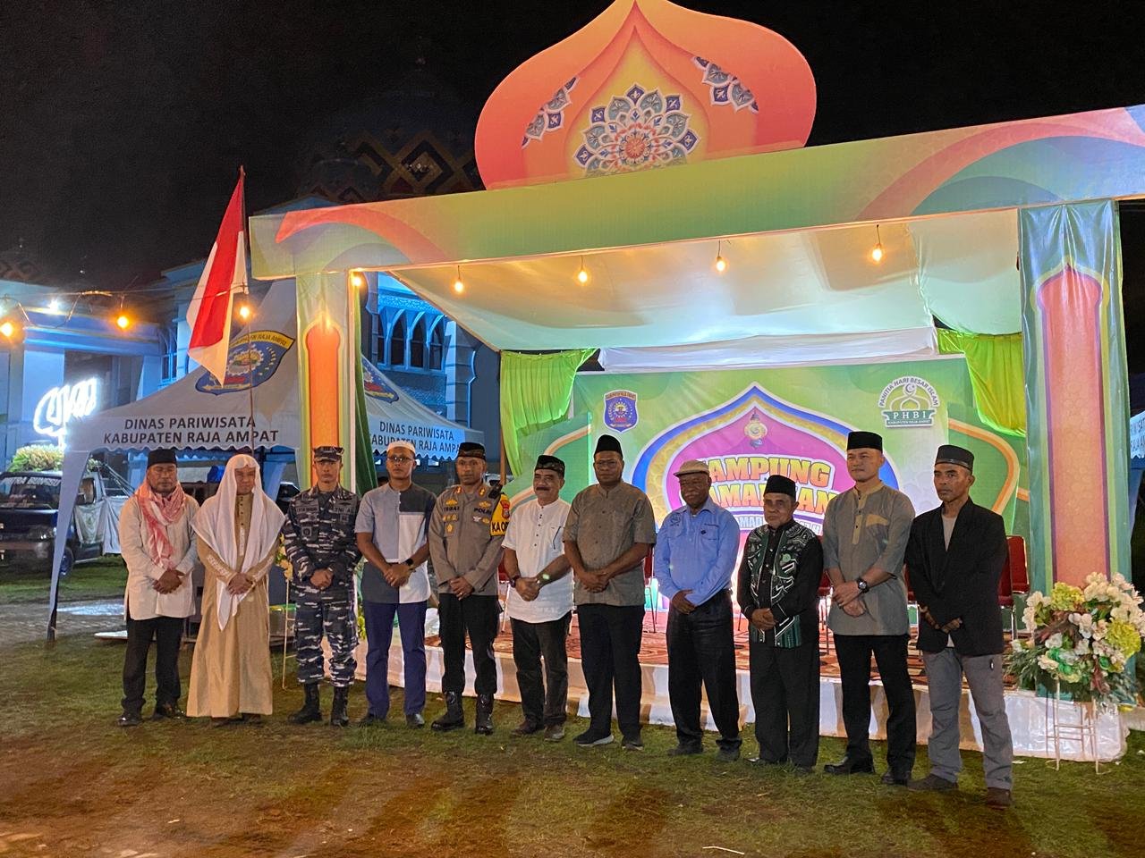 Ket: Bupati Raja Ampat, Orideko I Burdam dan Wakil Bupati, Mansyur Syahdan (tengah) foto bersama Forkompinda Raja Ampat, Ketua PHBI, Ketua MUI Raja Ampat dan Imam Agung Masjid Waisai pada penutupan Kampung Ramadan 1447 Hijriah di Kompleks Masjid Agung Waisai, Jumat (20/3/2026)/Foto: Aditya Nugroho/RajaAmpatNews.Com