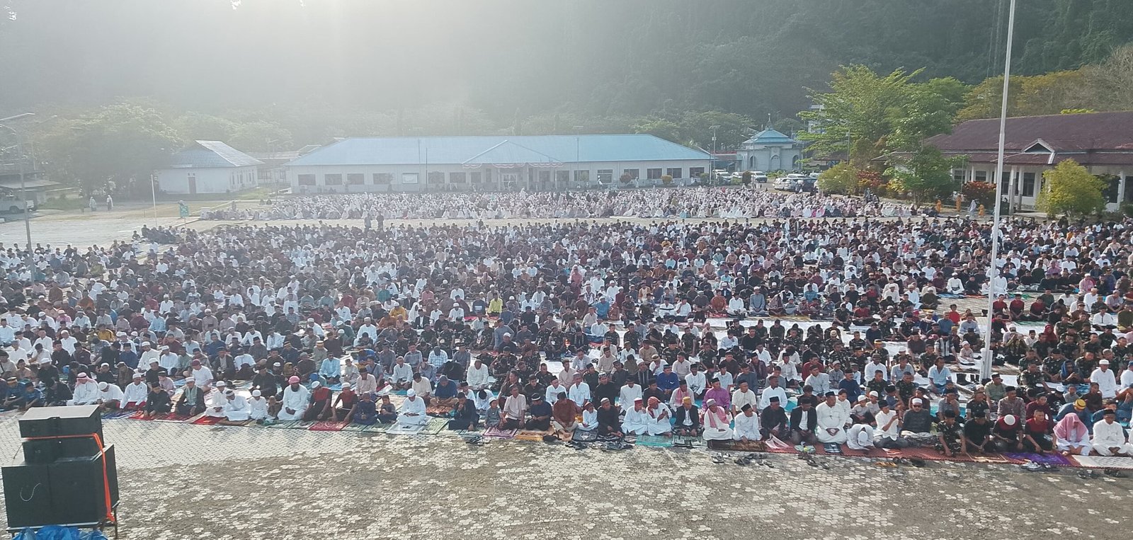 Ket: Ribuan Umat Muslim di Waisai, Kabupaten Raja Ampat mengikuti Sholat Idulfitri 1 Syawal 1447 Hijriah yang berlangsung di Halaman Kantor Bupati Raja Ampat, Sabtu (21/3/2026)/Foto: Dony Kumuai/RajaAmpatNews.com