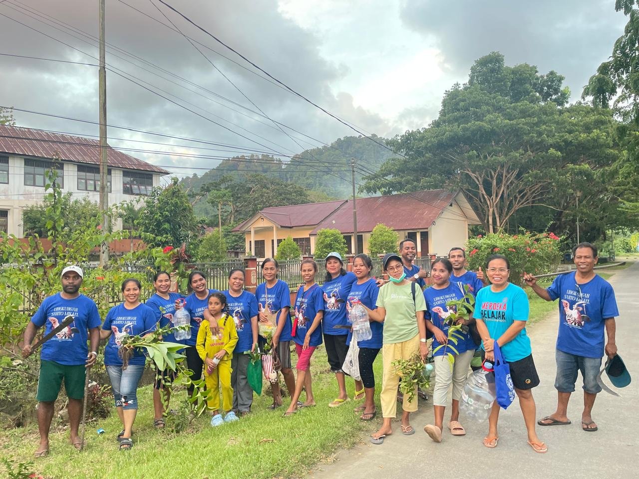 Ket: Sejumlah umat lingkungan St. Mikael Gereja Katolik Stasi Sta. Maria Mater Dei Waisai, Raja Ampat mengelar bakti sosial sebagai aplikasi nyata katekese APP Minggu prapaskah ke-4 pada Rabu, (25/3/2026)/Foto: Petrus Rabu/RajaAmpatNews.Com