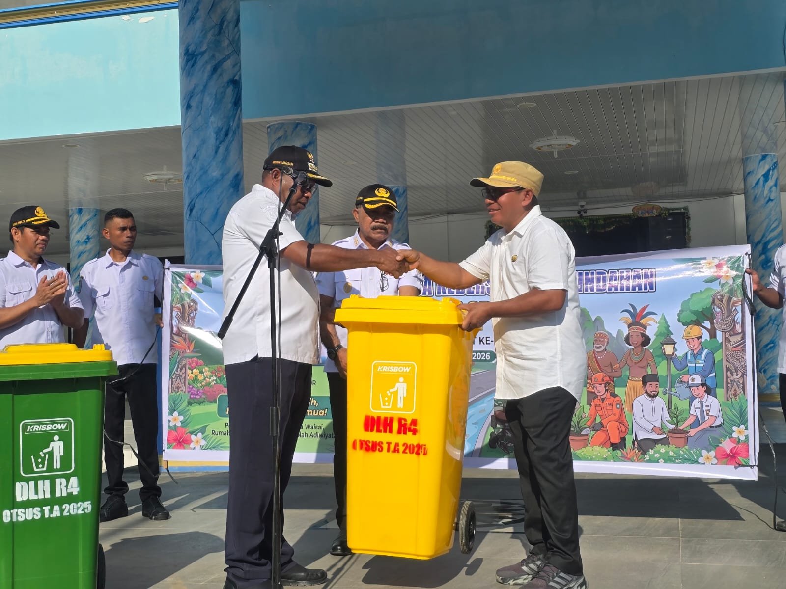 Ket: Bupati Raja Ampat, Orideko I Burdam (kiri) disaksikan Wakil Bupati, Mansyur Syahdan (tengah) menyerahkan sebuah tong sampah sebagai simbol peluncuran Lomba Kebersihan dan Keindagan Waisai Asri 2026 di Teras Kantor Bupati Raja Ampat, Rabu (25/3/2026)/dok. Kominfo Raja Ampat