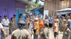 Ket: Proses negosiasi pembongkaran sejumlah bangunan kios di lokasi Pasar Lama Mbilim Kayam Raja Ampat, Kamis (26/3/2026)/Foto: Dony Kumuai/RajaAmpatNews