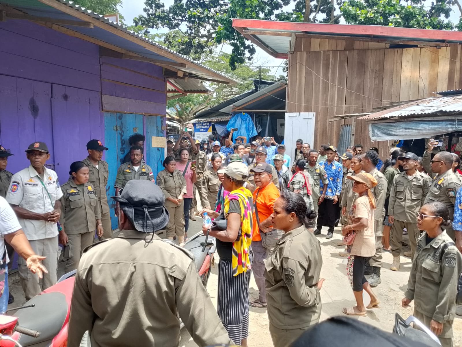 Ket: Proses negosiasi pembongkaran sejumlah bangunan kios di lokasi Pasar Lama Mbilim Kayam Raja Ampat, Kamis (26/3/2026)/Foto: Dony Kumuai/RajaAmpatNews